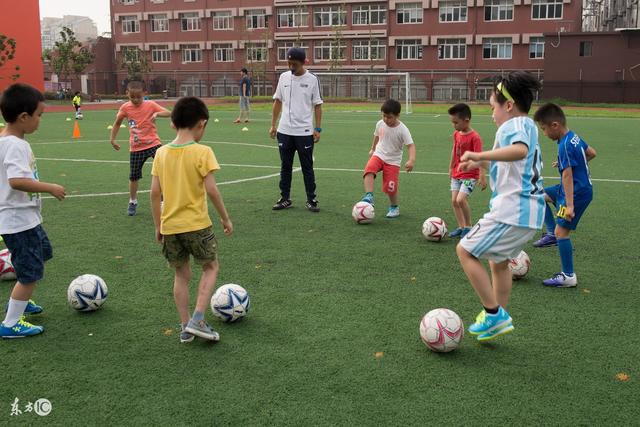 天津赛场中国女排3-0击败中国台北，三连胜锁定A组头名